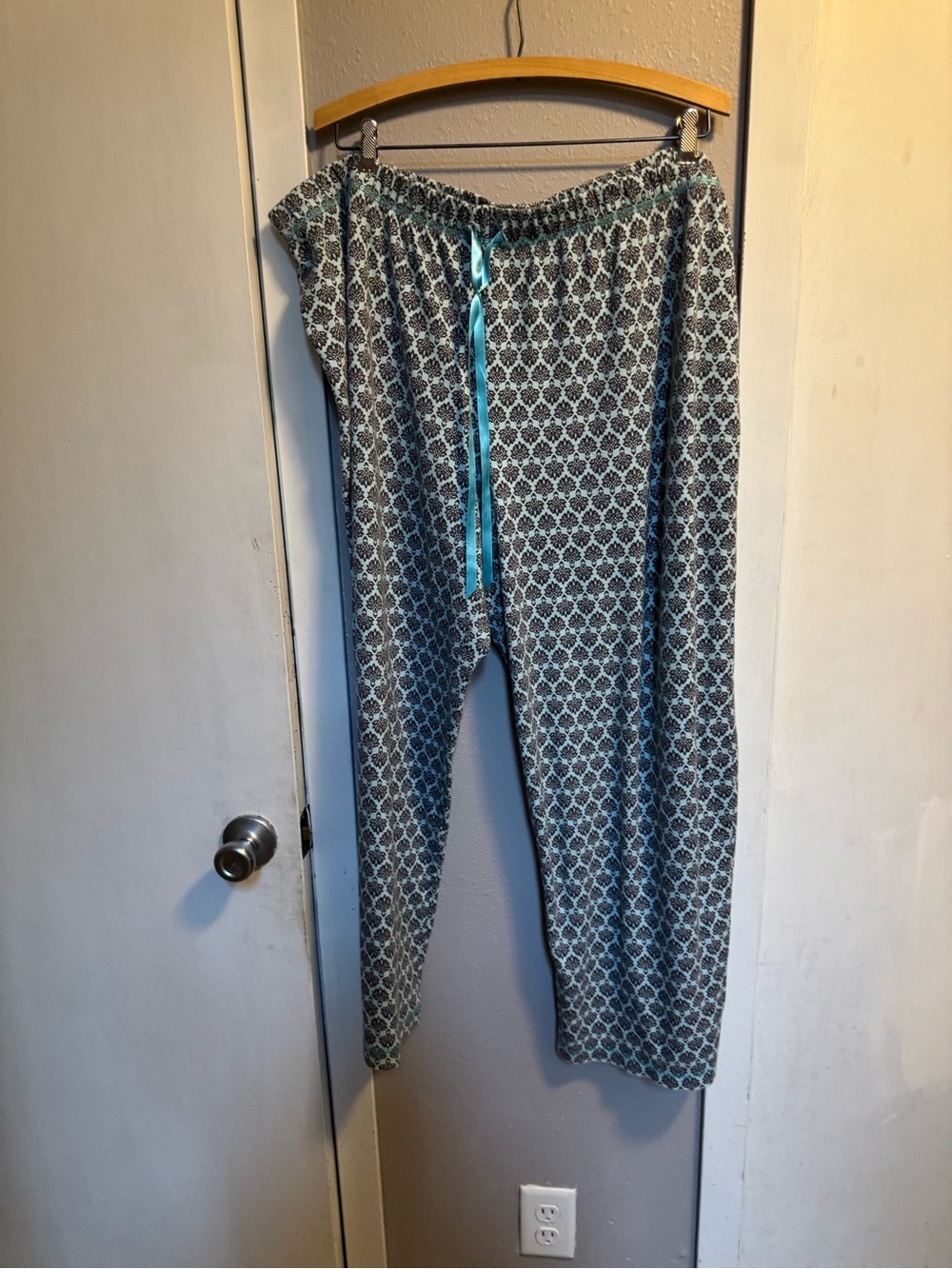 Karen Neuburger Teal and Black Printed Jogger Pants